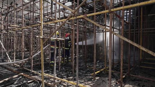 鄂爾多斯一建筑工地突發(fā)火情 消防部門(mén)火速救援確保施工安全