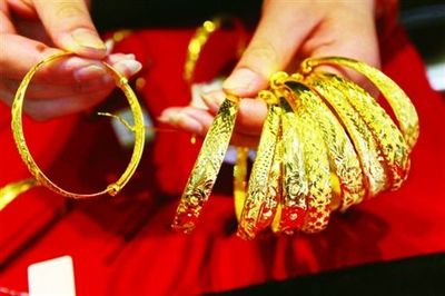 黃金珠寶行業(yè)冰火兩重天 明牌珠寶拼一年掙的錢不夠買條金鏈子？趨勢解析與金銀飾品出路